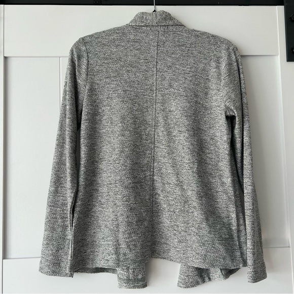 2/$15 🤙🏼Van Heusan Salt and Pepper Gray Cardigan - Picture 4 of 4